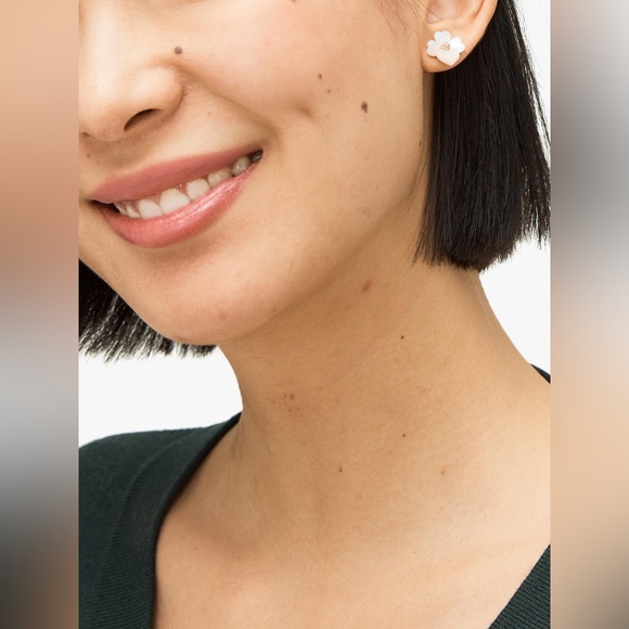 NWT Kate Spade Precious Pansy Pearl Flower Floral White & Gold Stud Earrings - Picture 2 of 10